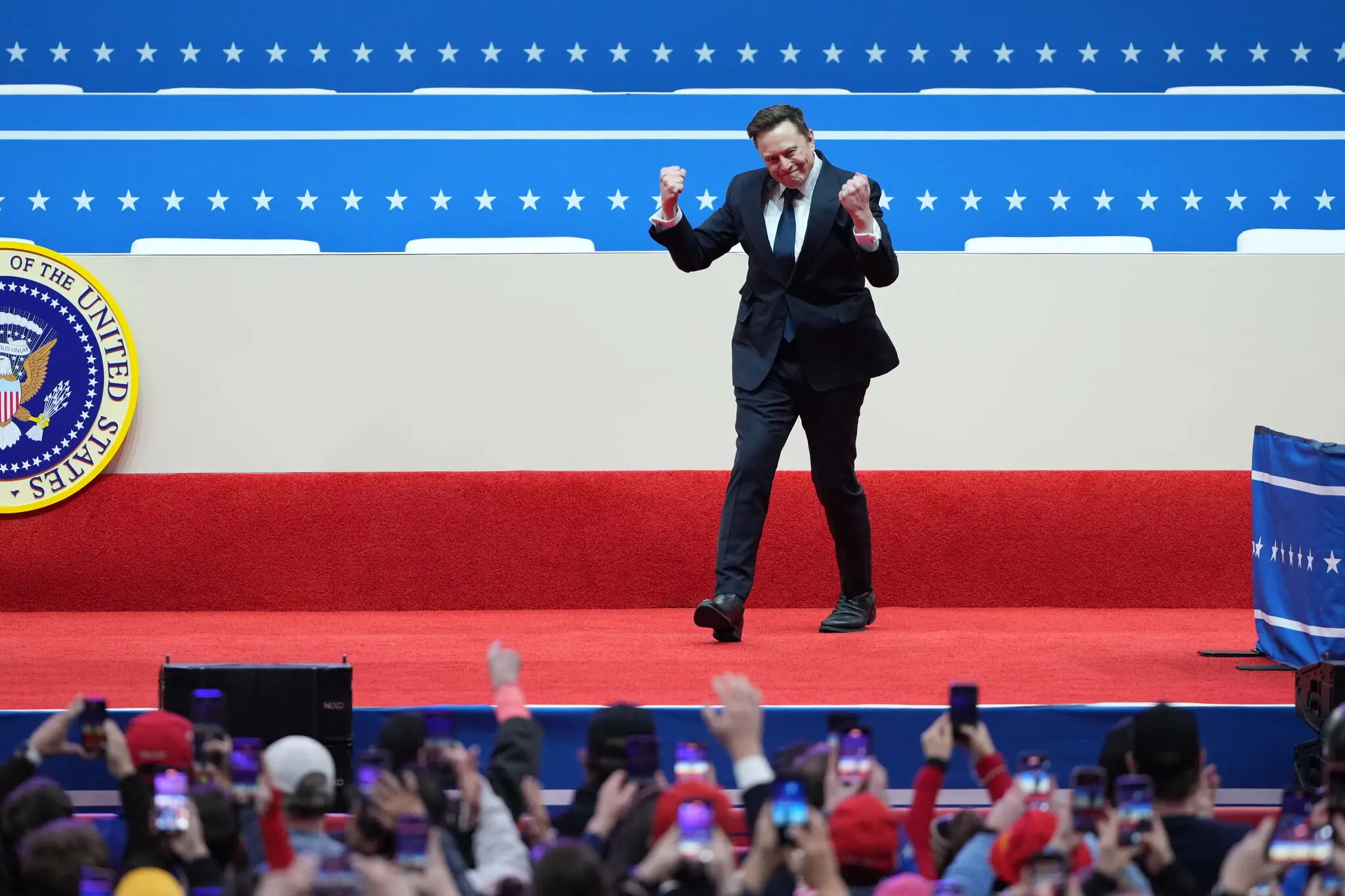 Ілон Маск, найбагатша людина світу, майже не залишав президента з дня виборів.